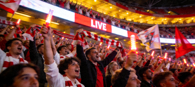 LIVE频道实时直播足球比赛现场观众欢呼场景